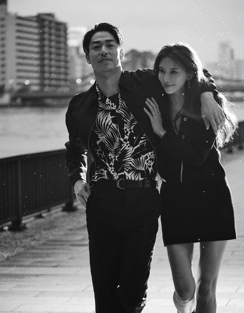 林志玲庆与AKIRA结婚2周年 晒两人黑白大片超恩爱