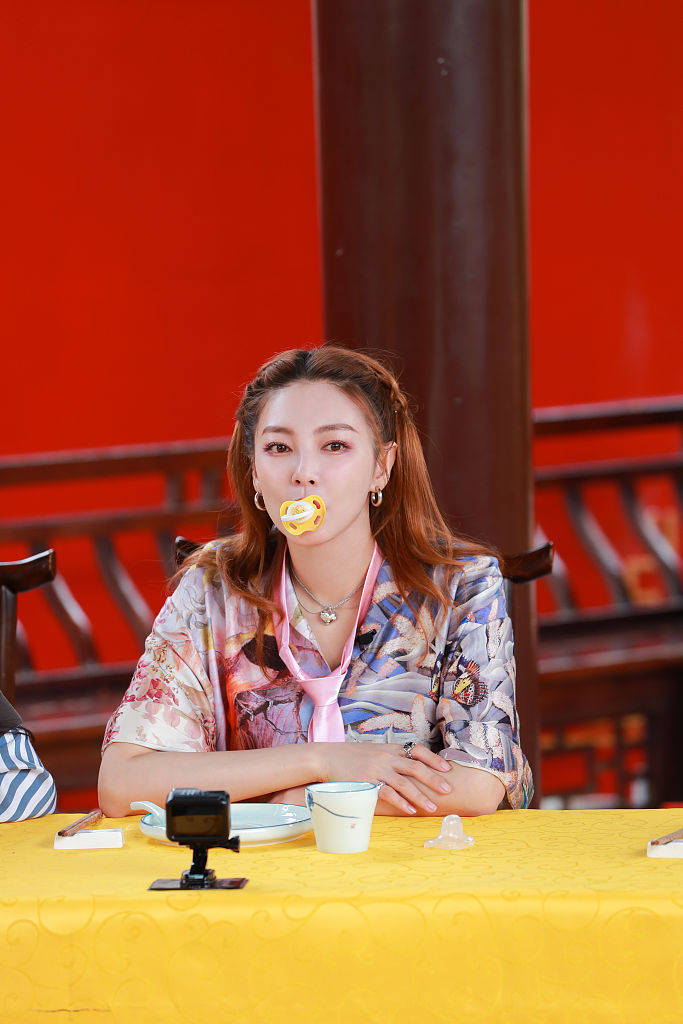 张雨绮侧颜迷人.