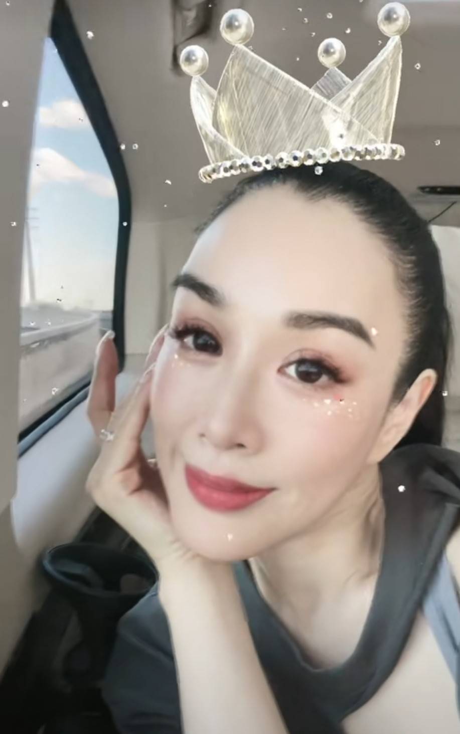 50岁钟丽缇晒日常,意外暴露800万豪车!
