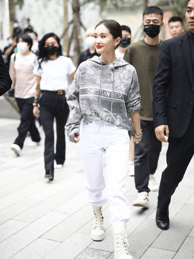 王子文dior印花卫衣 白色牛仔裤 短靴时尚洋气