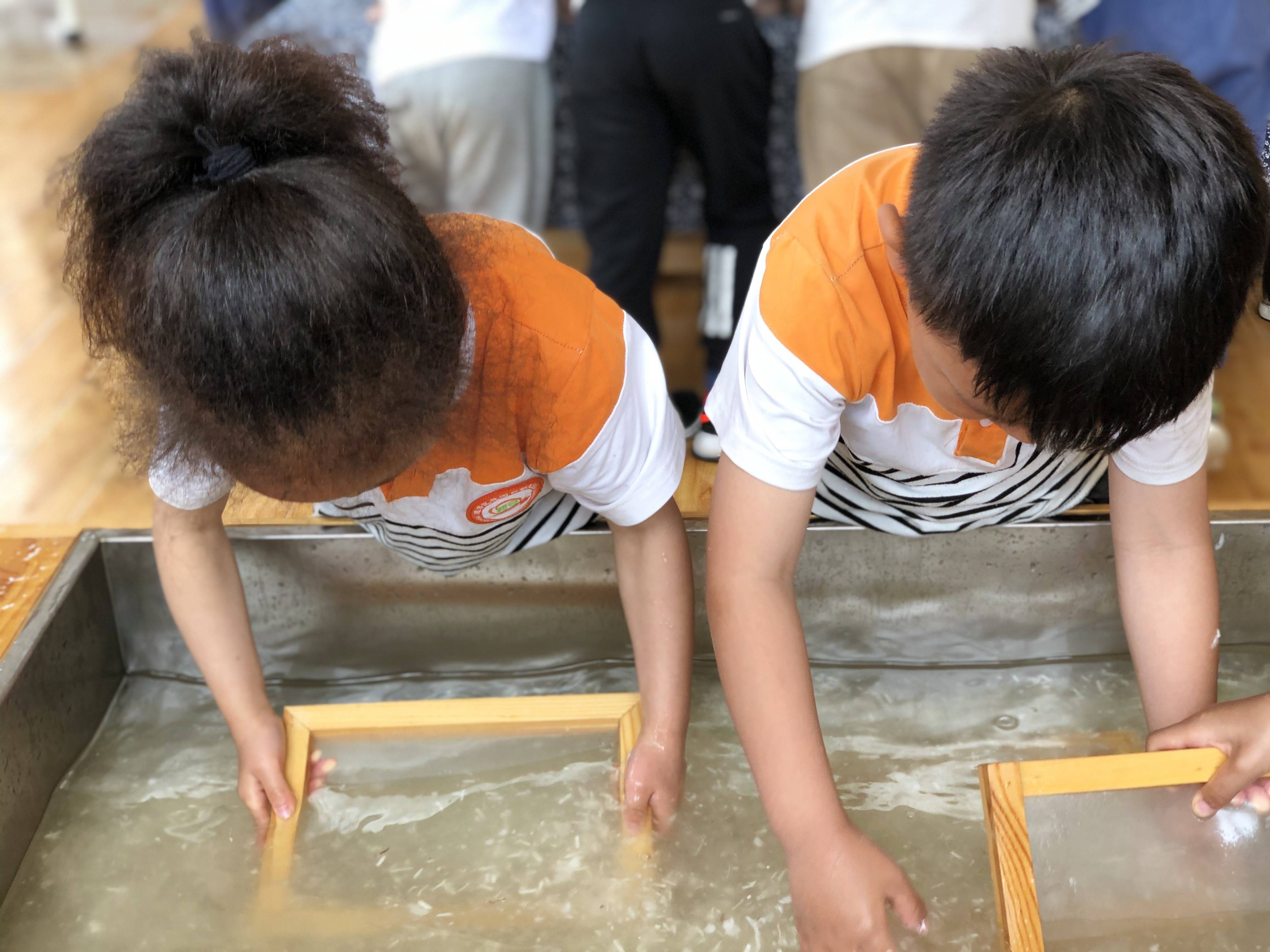 小小中国娃造纸承传统