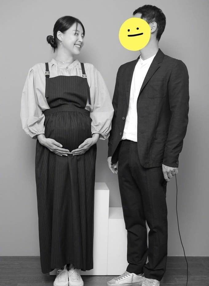 1/ 12 搜狐娱乐讯 结婚10年后怀孕的韩国女星韩智慧分享待产照,与老公
