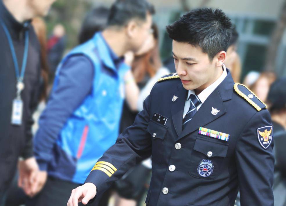 绝世甜豆李东海14岁为生计捡瓶子练习五年终出道今逆袭亚洲巨星