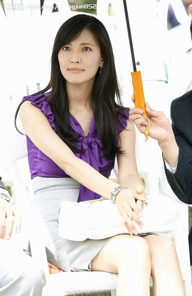 韩国女神金素妍亮相 显瘦穿搭法让身材如"闪电"口罩藏不住美