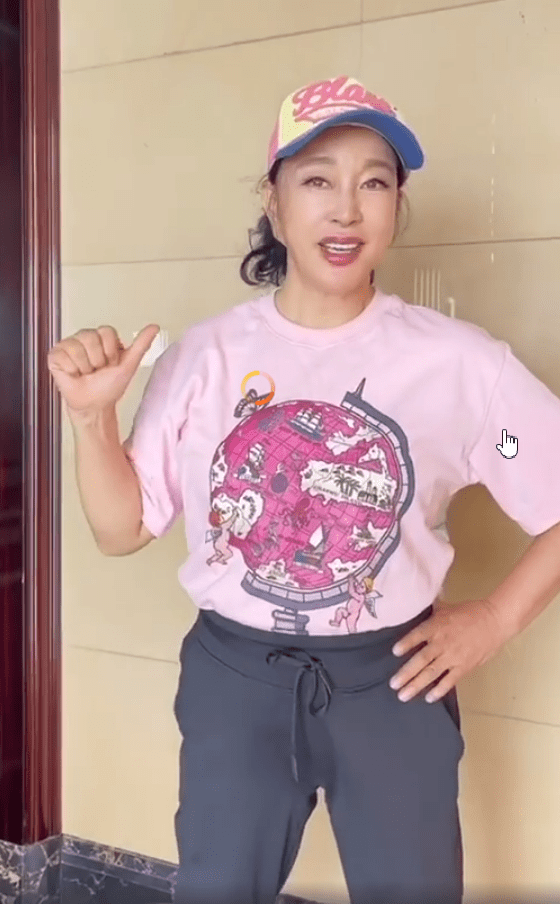 原创65岁刘晓庆为考生加油,穿粉t恤配长裤"扮嫩,土味穿搭真抢镜