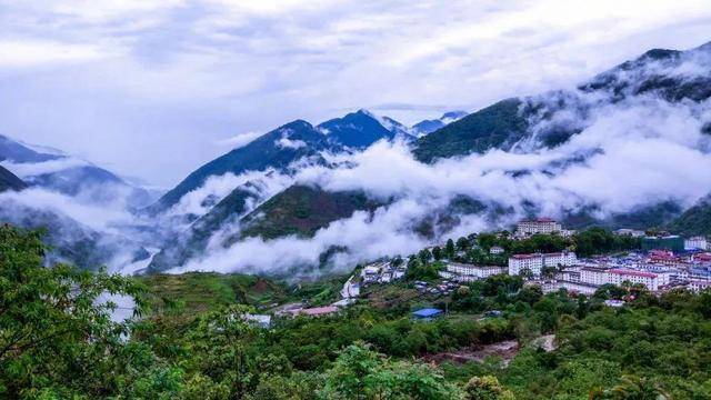 林芝市墨脱县背崩乡巴登村:小竹条编织幸福新生活