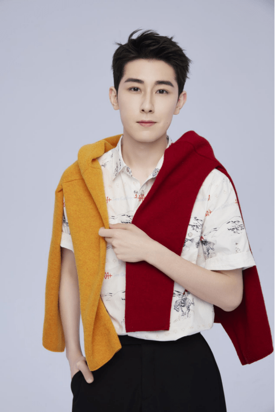 近日,德漾娱乐旗下演员林枫松曝光了最新夏日时尚大片