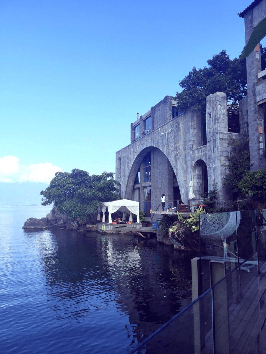 島上有玉波閣,玉幾庵,趙氏宗祠和楊麗萍的太陽宮,月亮宮,以及趙青的