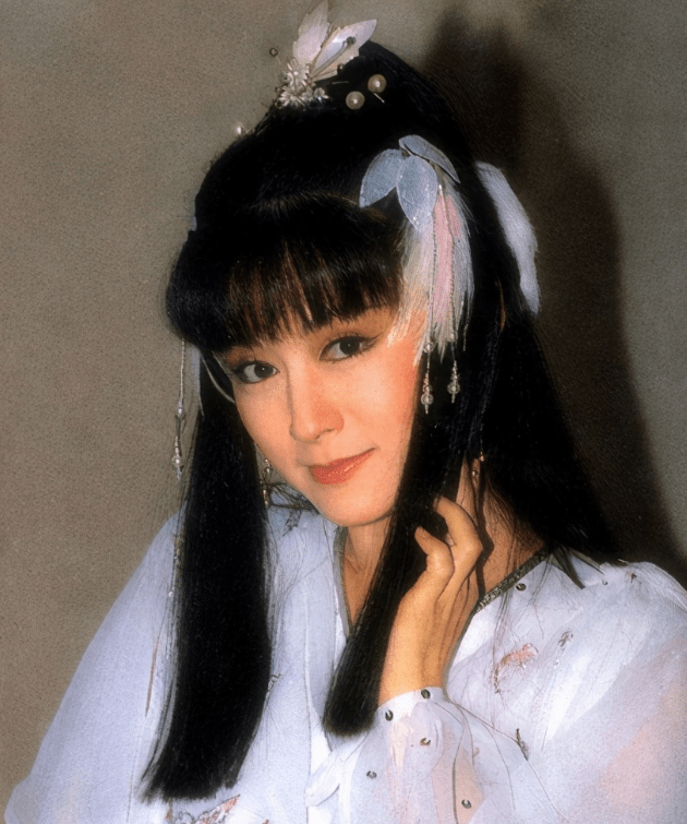 凭借小龙女一角,潘迎紫不仅在台湾站稳了脚跟,即使在《神雕侠侣》各个