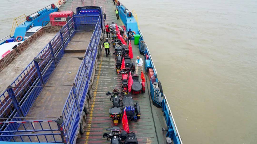 有些挎友还没坐过汽渡,自然觉得很新鲜,20多分钟才渡江,还感觉太快了.