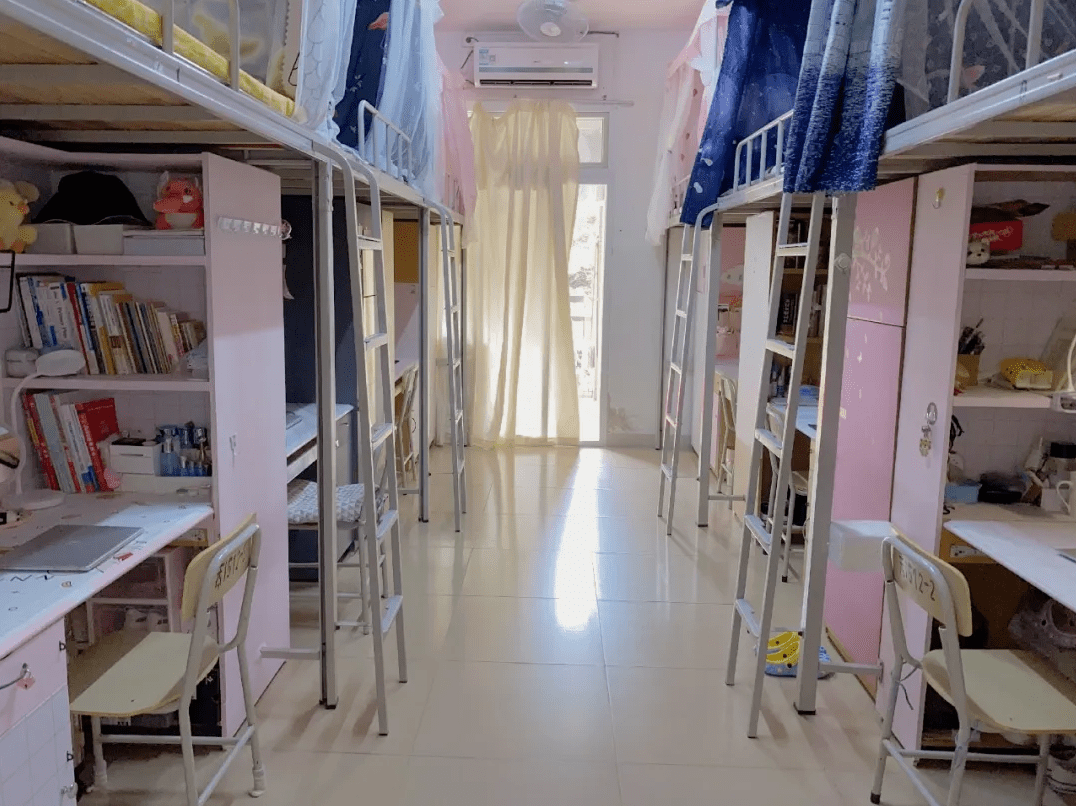 宿舍楼内装有自助式洗衣机床类型:上床下桌床位数:4/61,广州番禺职业