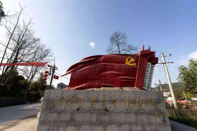 到踏上花垣十八洞村,"精准扶贫·首倡之地"红色旅游精品线路,聆听苗寨