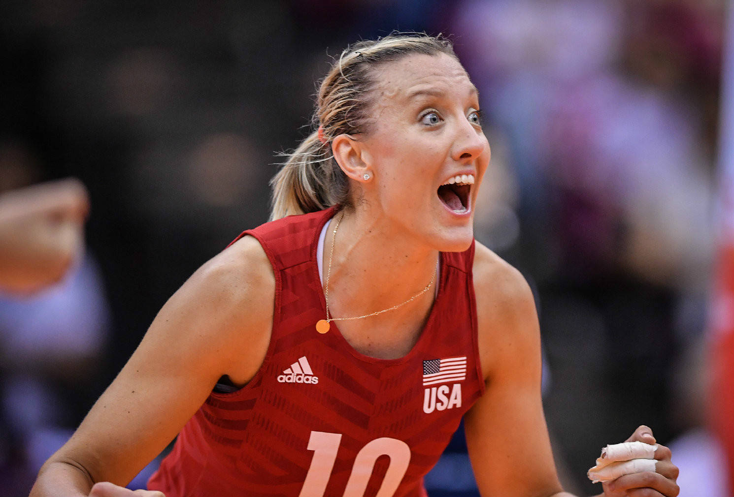 3:2力克巴西主力取胜,最头疼的应该是美国女排教练基拉里