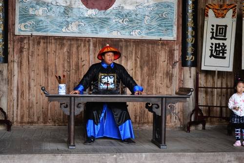 村民发现邻居惨死家中,却被死者侄子借故敲诈,新任知县查出真相_王大