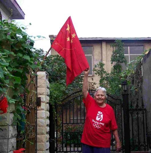 "后来日子好了,孩子们看见别人挂的国旗都是绸子的,颜色鲜艳又好看,想