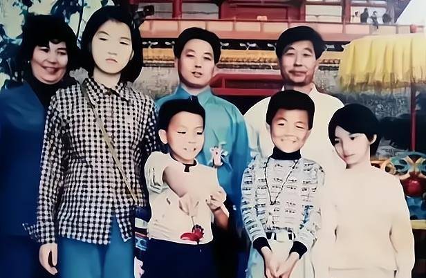 同时郭威还有一个儿子奇奇和一个女儿悦悦,已经是家庭美满了.