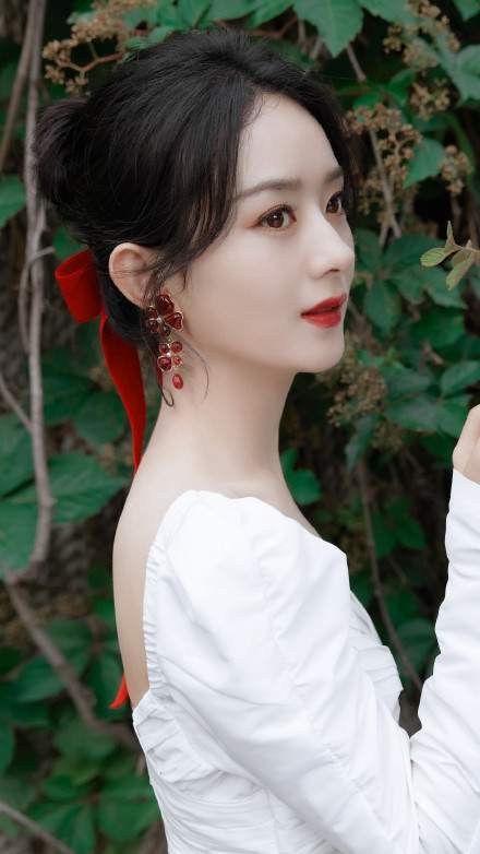 赵丽颖状态真好白色长裙红色发带造型太甜美仙女永远甜甜的