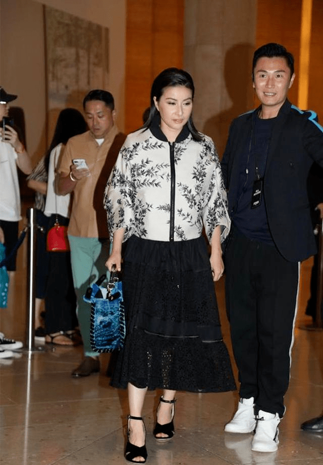 豪门太太郭晶晶气质全开穿印花外套配黑色半身裙高贵优雅