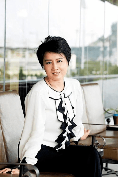 赌王四太梁安琪气质绝了穿一条黄色连衣裙身材比例出众超洋气