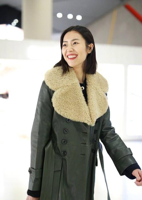 原创刘雯不愧是超模,老气墨绿大衣都穿出高级感,一般人还真驾驭不了