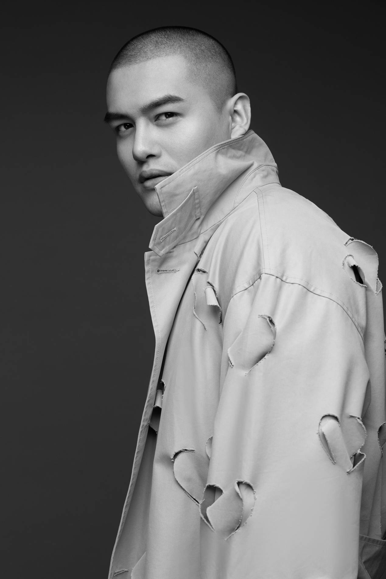 李俊墨黑白写真曝光 眼神凌厉干净利落