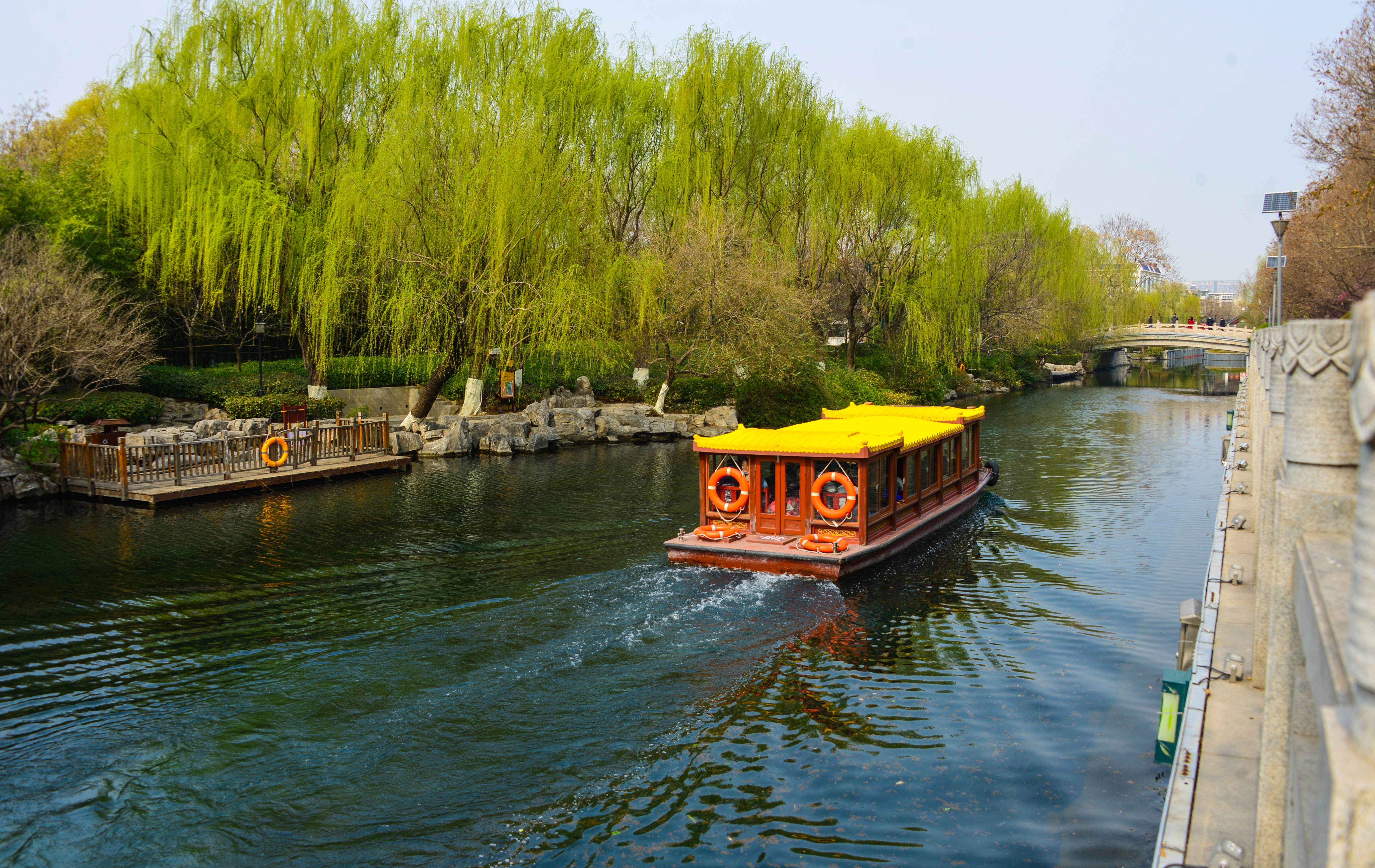 大明湖景區等,遊覽濟南天下第一泉環城景觀帶的同時,體驗環城河遊船