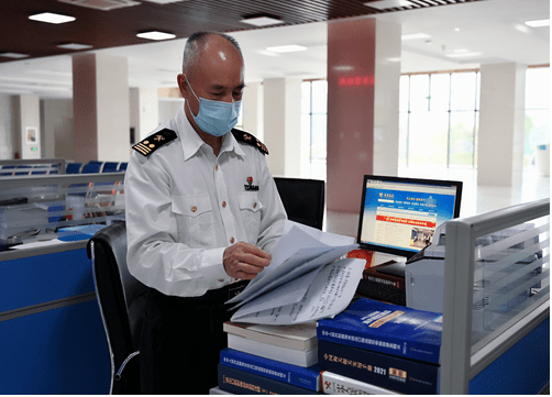 龙邦口岸发展巨变的亲历者记龙邦海关农桂文退休前最后一班岗