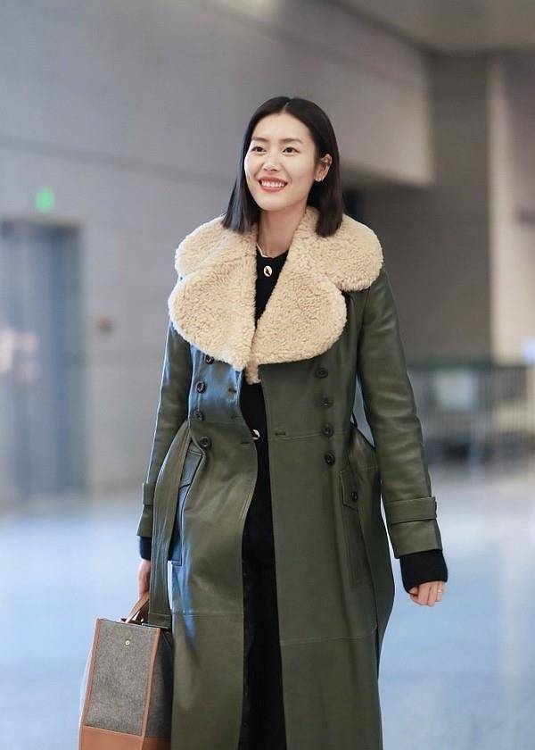 原创刘雯不愧是超模,老气墨绿大衣都穿出高级感,一般人还真驾驭不了