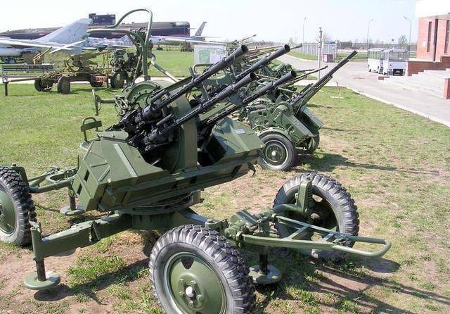 还配备有轻重机枪,82毫米迫击炮,100毫米或者120毫米迫击炮,107毫米