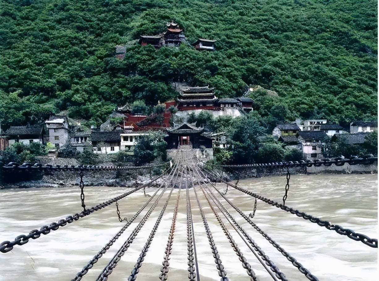泸定桥横跨大渡河,为铁索悬桥,由13根铁链组成.