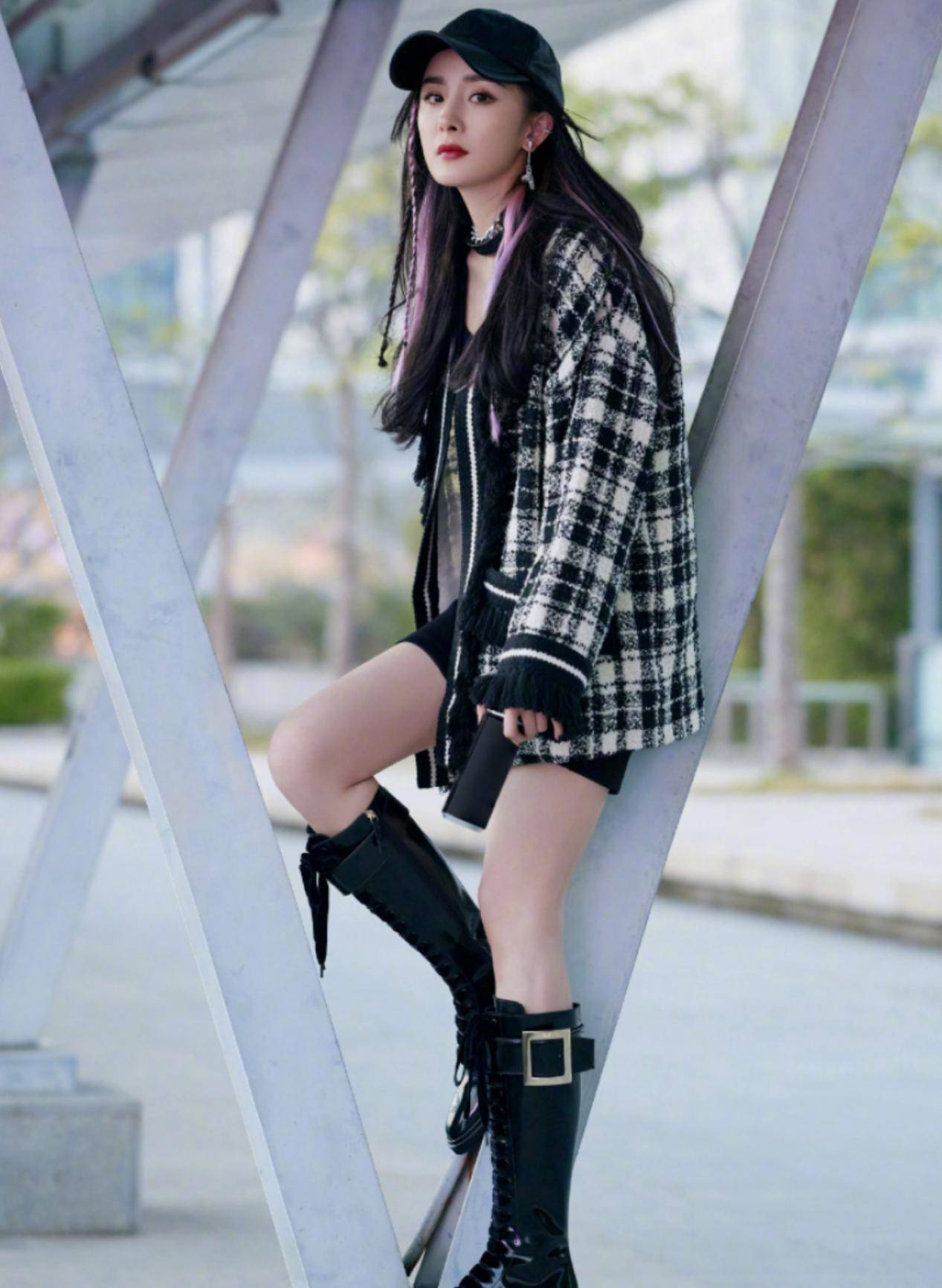 本人|辣妈杨幂用一件“格纹外套”穿出游戏少女感，减龄但又不缺女人味