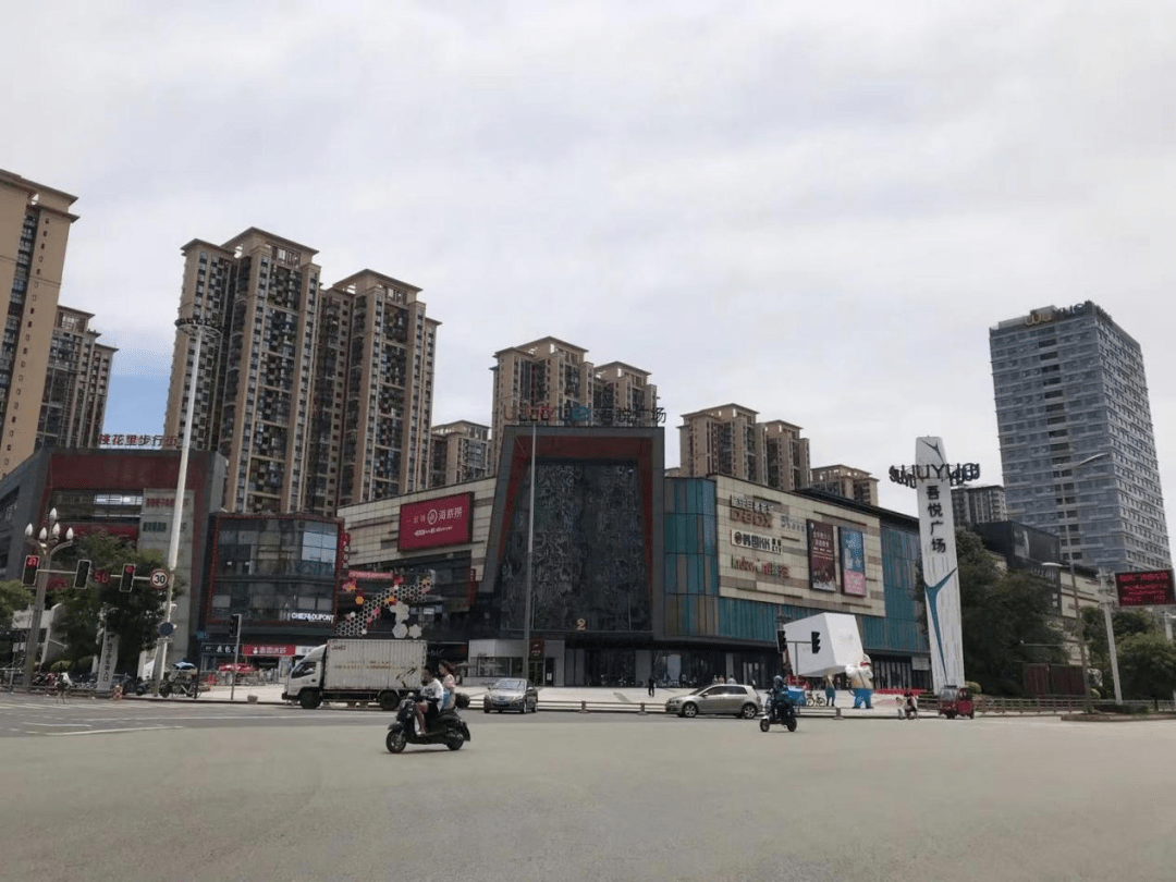 该宗地位于龙泉驿区东安街道桃都大道以北,毗邻北大资源紫境东来和