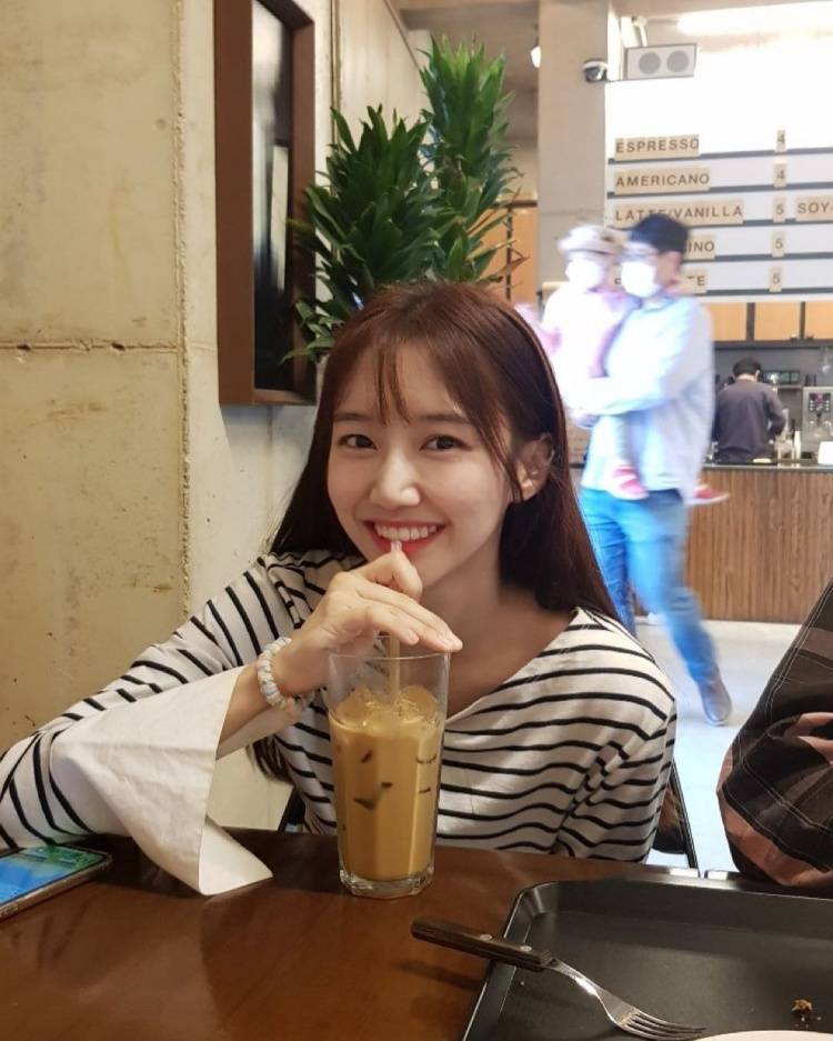 lck新晋美女主持首秀!颜值不输lpl女解说,将成为下一个恩静?