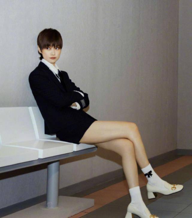 李宇春终于穿开叉裙惊艳不少人
