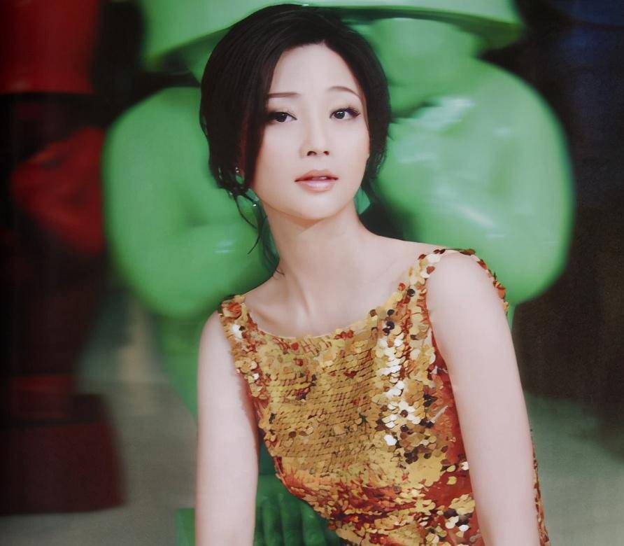 殷桃曾说过:"不管这个环境怎样的欣欣向荣,我们演员就是手艺人.