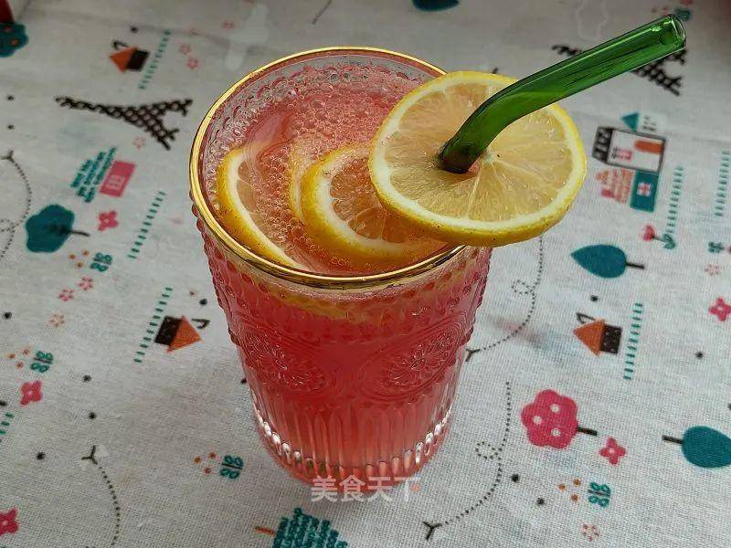 8. 这杯冰冰凉的西瓜雪碧饮就做好了,炎炎夏日来一杯,幸福100%.