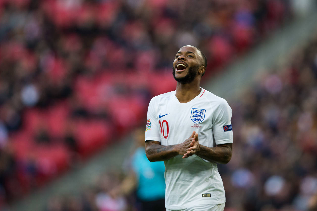 英格兰亮肌肉,破53年魔咒,欧洲杯首位一场成名球员诞生_斯特林