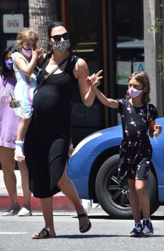 神奇女侠怀胎9月带娃出街 身形臃肿孕肚超大 却单手抱起3岁娃 网友