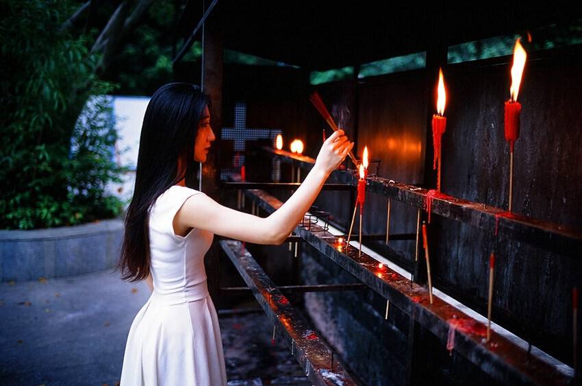 美女拜佛背影图片唯美图片