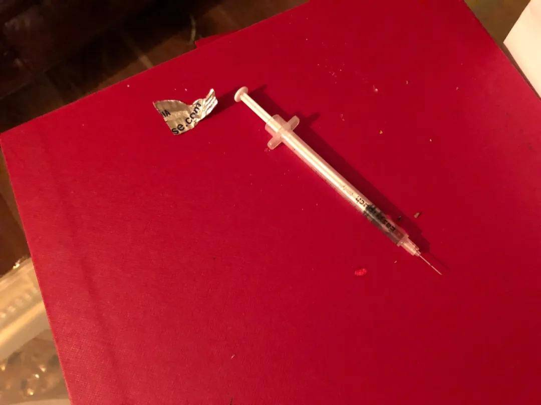 屋里除了被洗劫一空外,到处都是垃圾,排泄物还有注射毒品用的针管等等