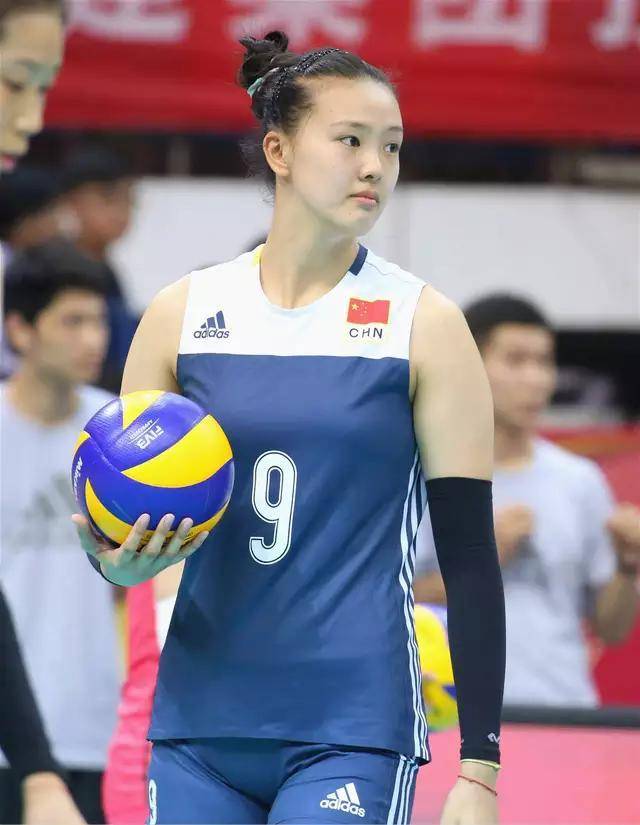 她是中国女排选手,因长得漂亮惨遭批评,曾被选拍成人杂志_张常宁