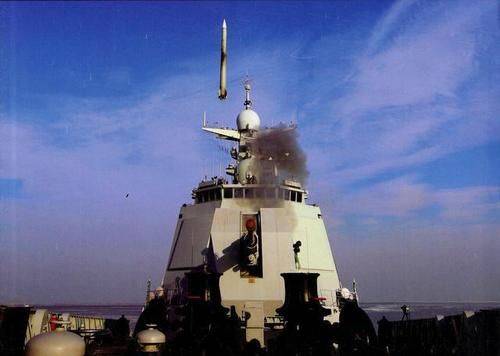 央视记者登舰采访，证实052DL型舰存在，强化反潜反隐形目标能力