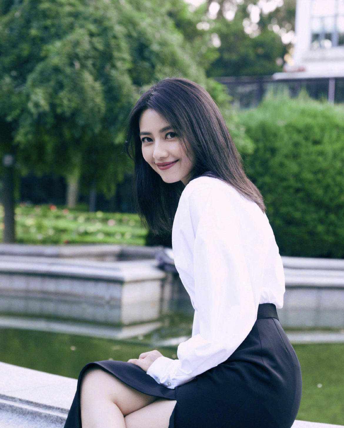 豪门太太徐子淇真接地气基础款衬衫配短裙依然散发高级感