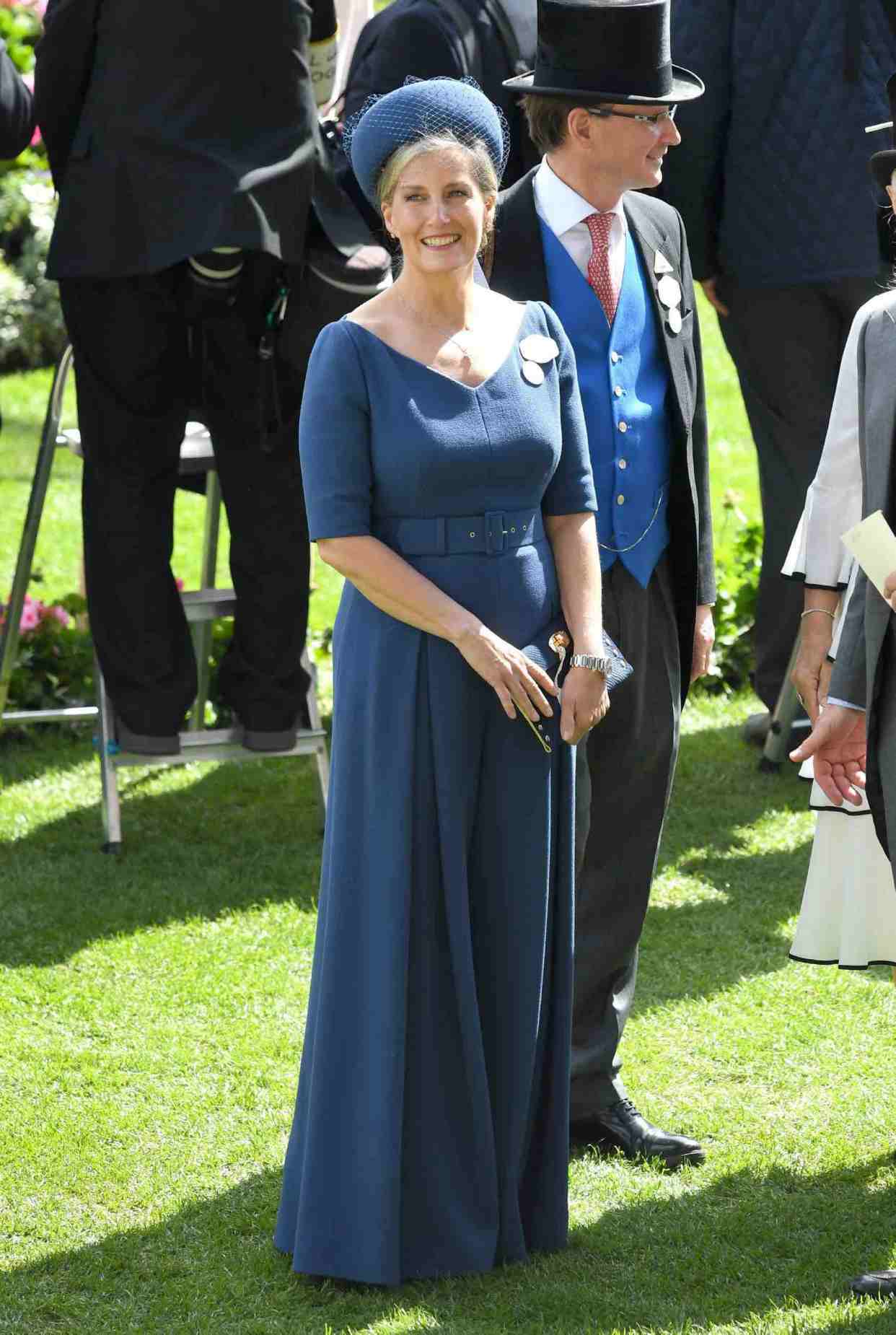 原创英国皇室马会上流贵妇们盛装亮相还是简约大气的穿搭最显贵气