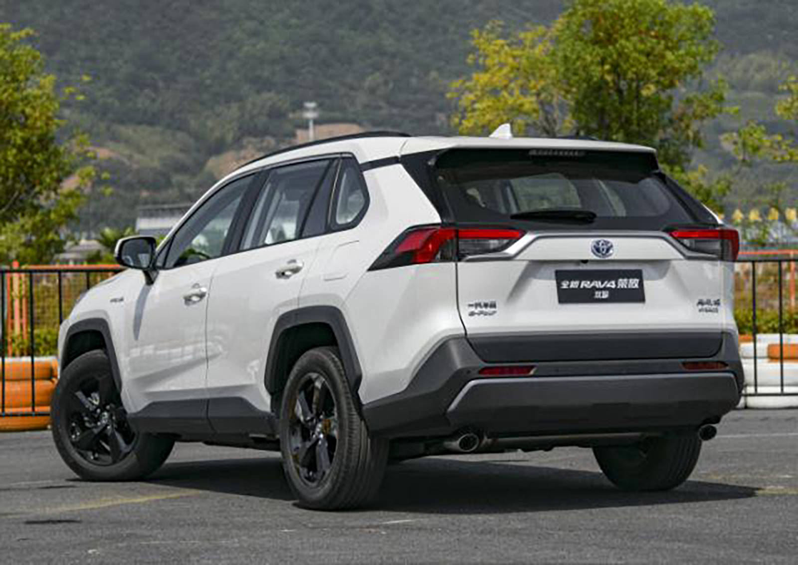 标配8气囊丰田rav4荣放对标本田crv能否脱颖而出