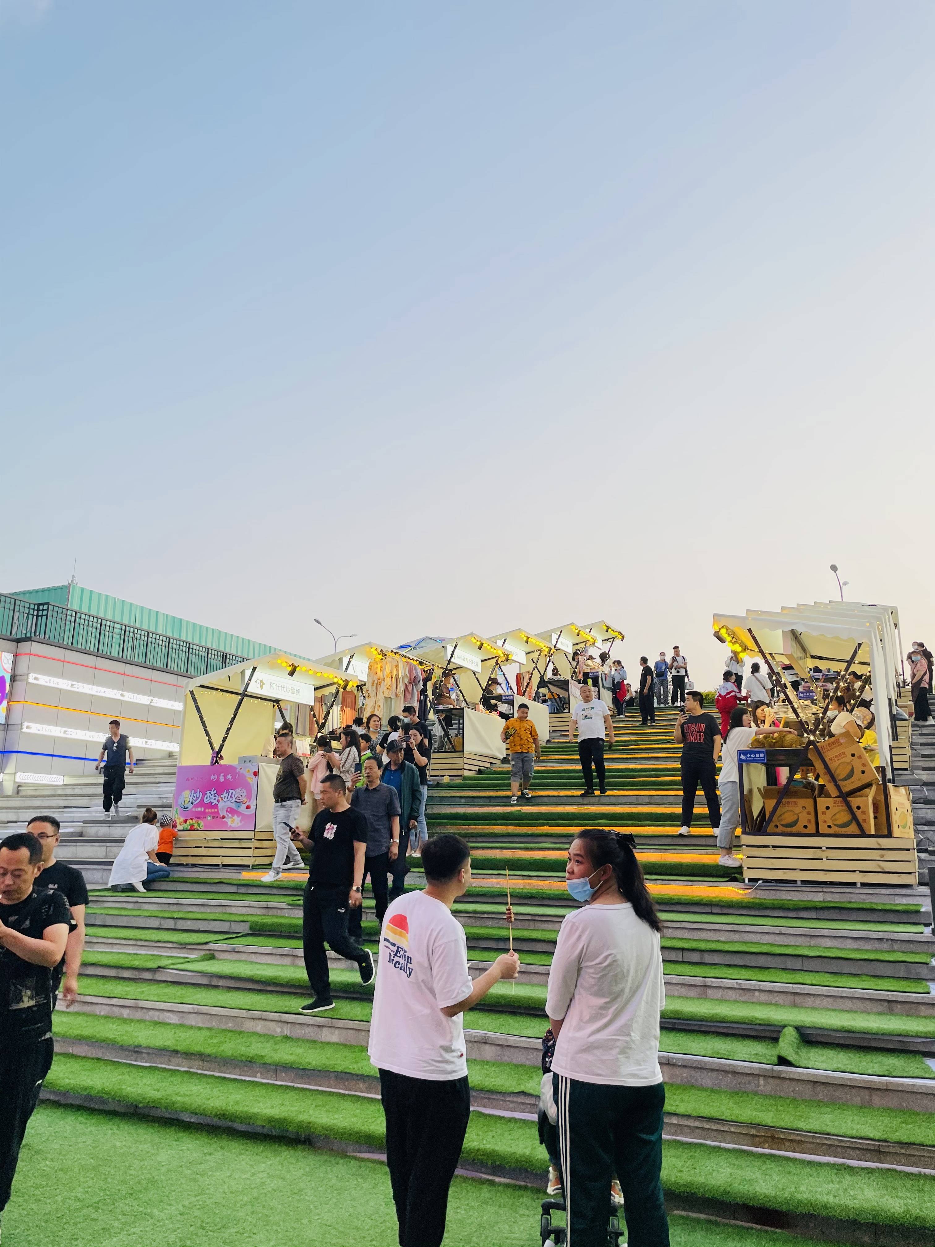 中东港98街区又搞新花样这不开了个号称全宽城最大的夜市么