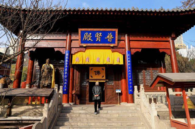 上面各层为正六角形,每一层正面有佛龛和坐式佛像,是纪念为大兴善寺