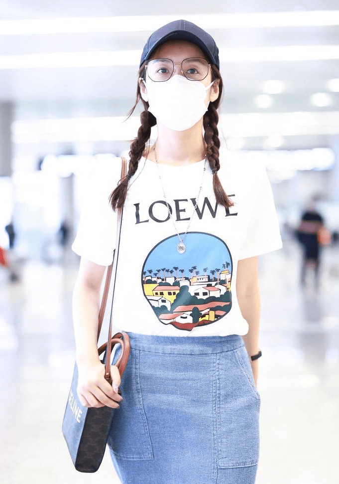 吕一身穿白色印花t恤搭配牛仔开叉半裙现身机场