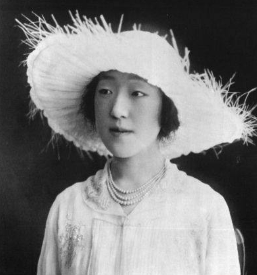 原创眯眯眼的良子皇后基因太强后三代都遗传美智子雅子再美都没用