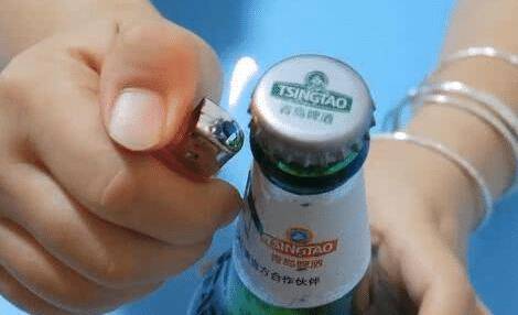 喝了半辈子啤酒才发现瓶盖暗藏机关轻松一拧瓶盖就打开了